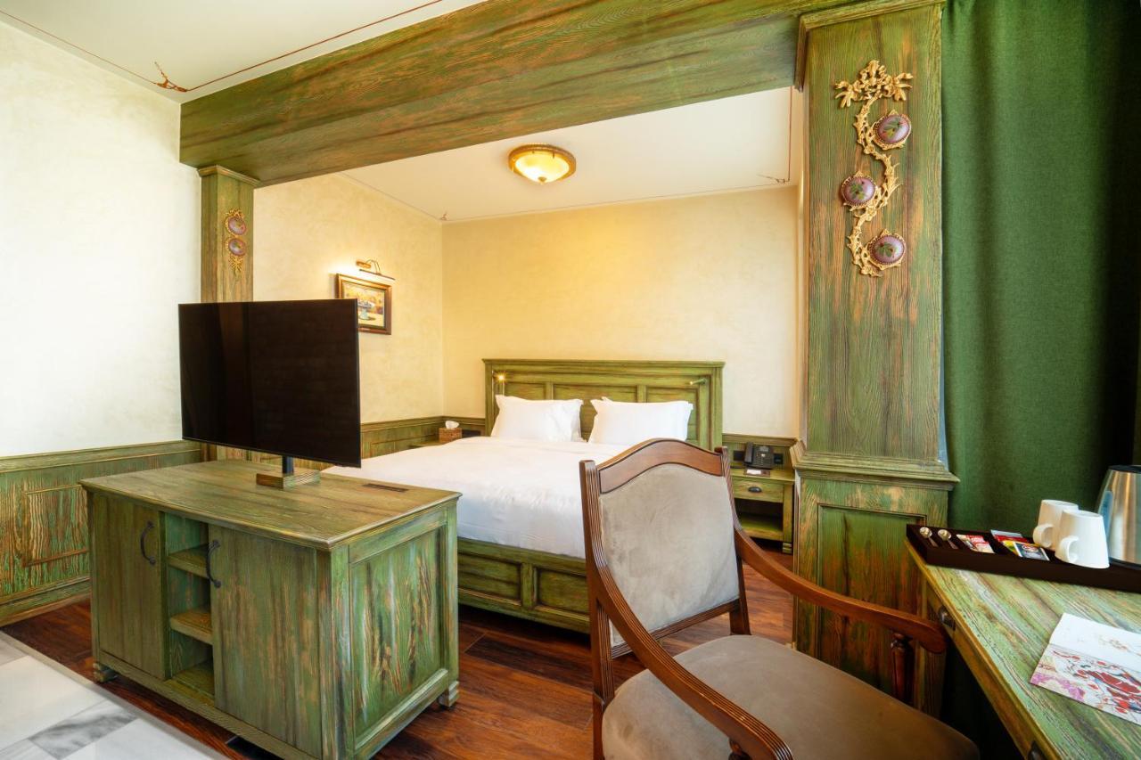 Tin Hotel