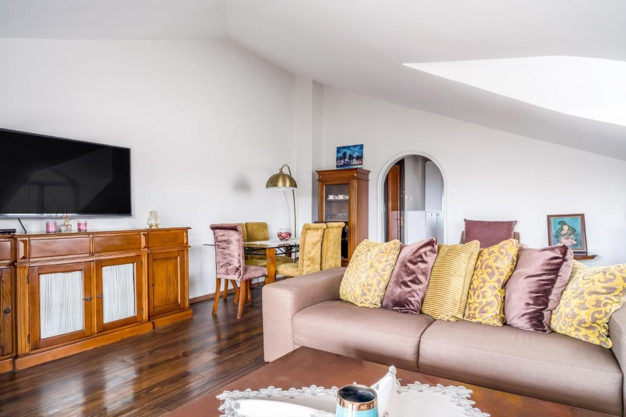 Chic Modern Flat With Terrace In Florya