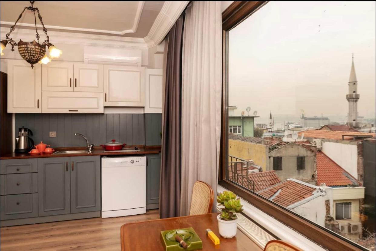 Nil Home's * Istanbul