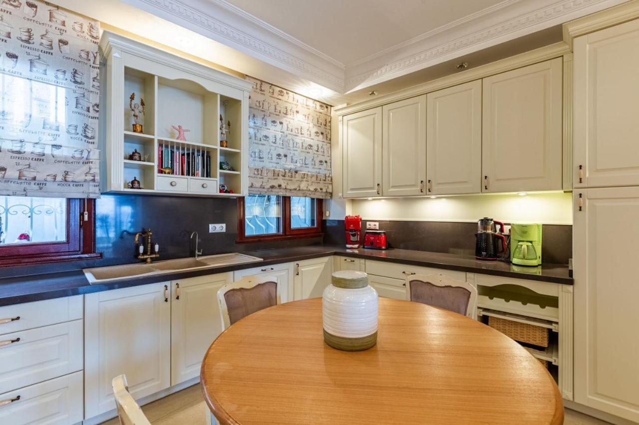 Flat Near Bosphorus Coast With View In Uskudar *