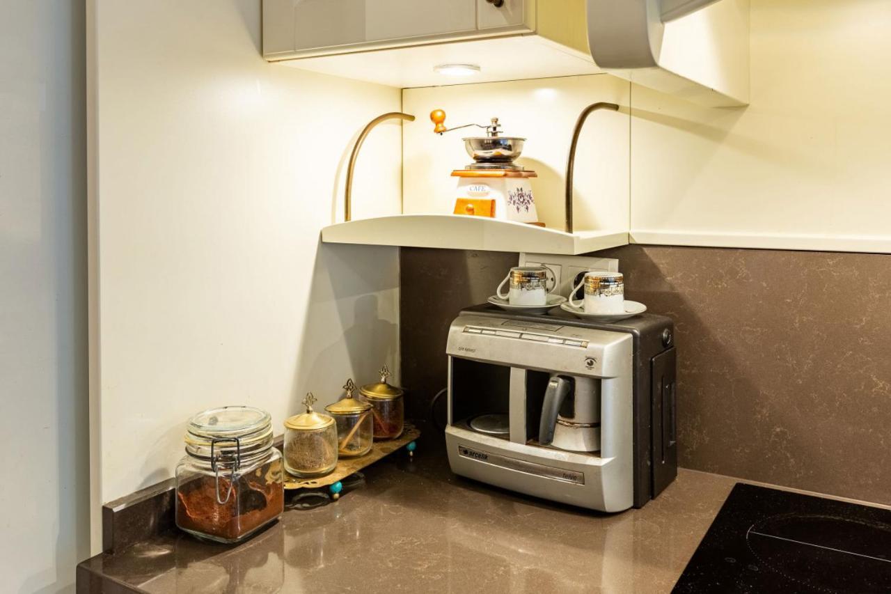 Flat Near Bosphorus Coast With View In Uskudar *