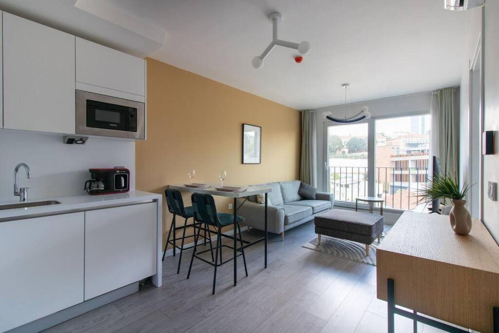 Cozy & Convenient 1br W/ Free Parking #180 Apartment *