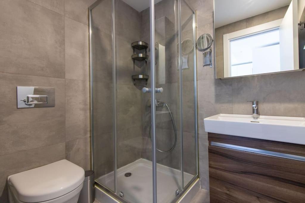 Cozy & Convenient 1br W/ Free Parking #180 Apartment *