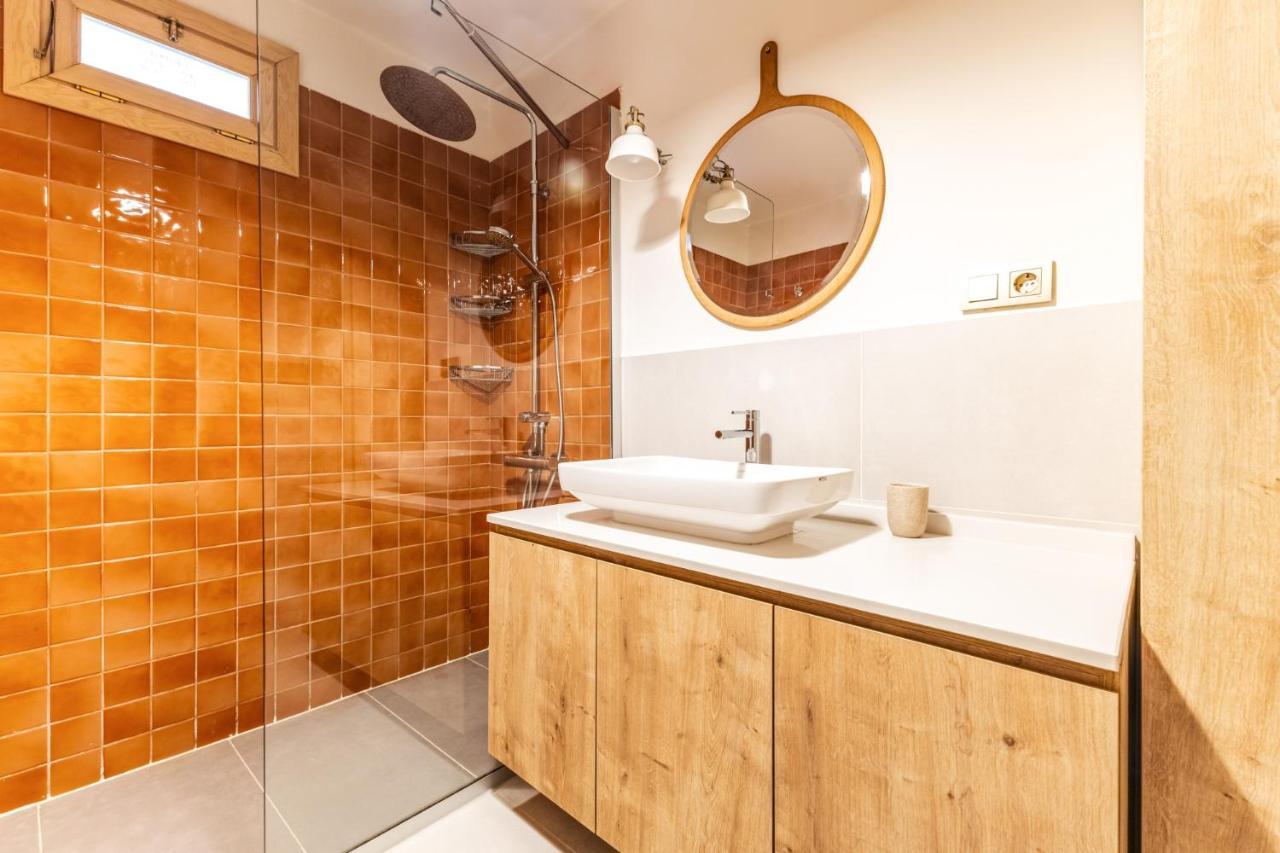 Flat W Balcony 1 Min To Bagdat Avenue In Kadikoy Apartment *