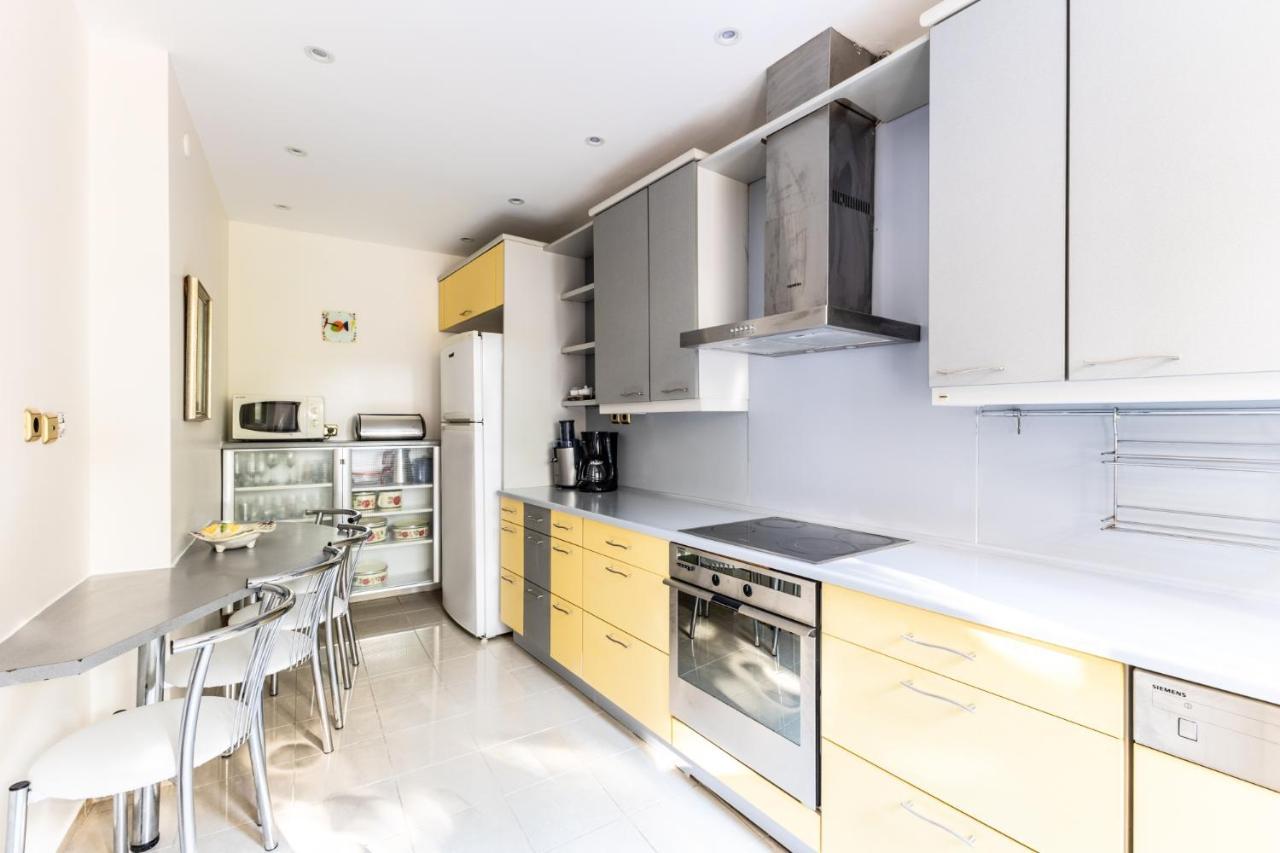 Chic Spacious Flat W Balcony 5 Min To Moda Coast Apartment *