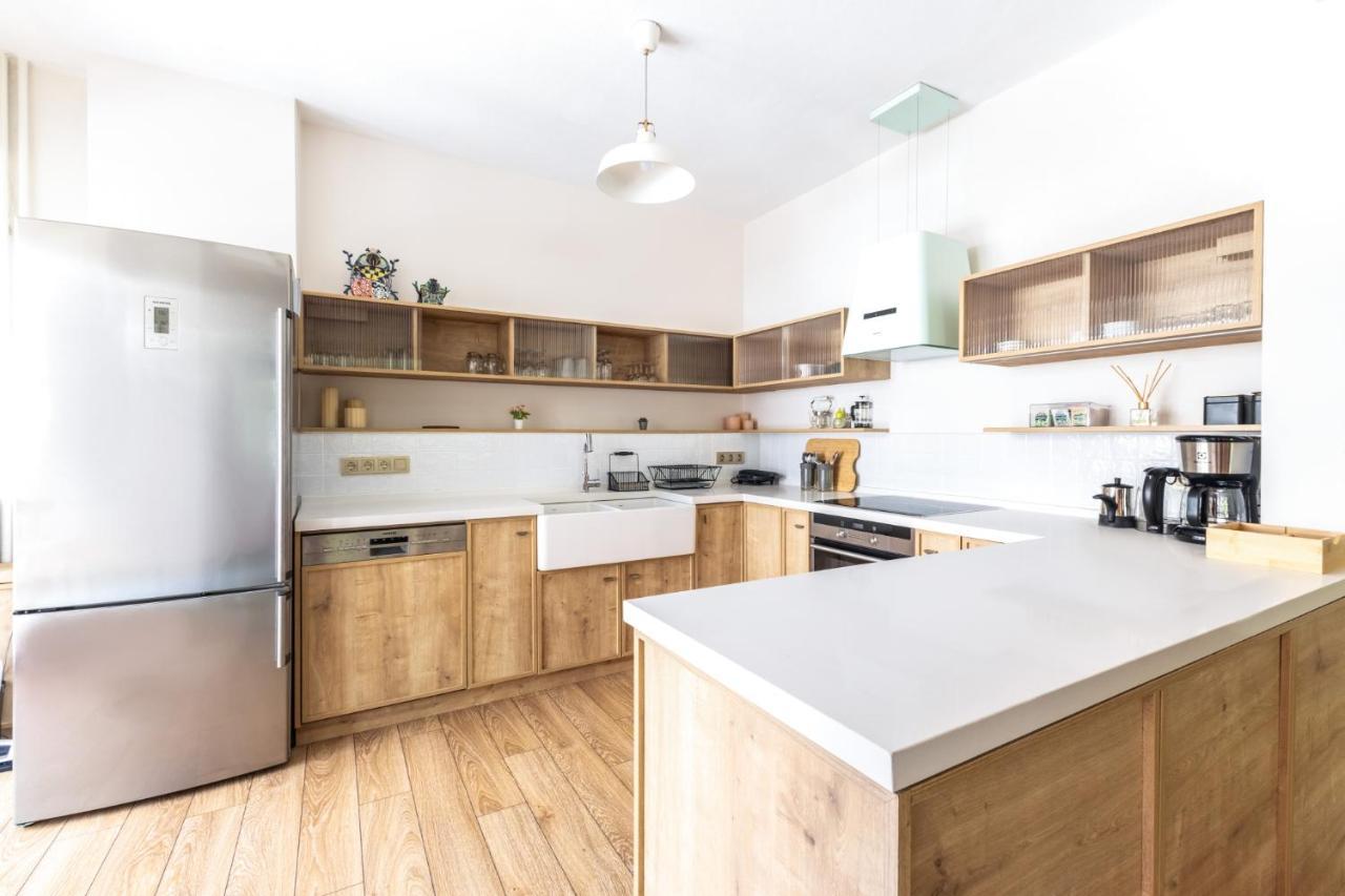 Flat W Balcony 1 Min To Bagdat Avenue In Kadikoy *