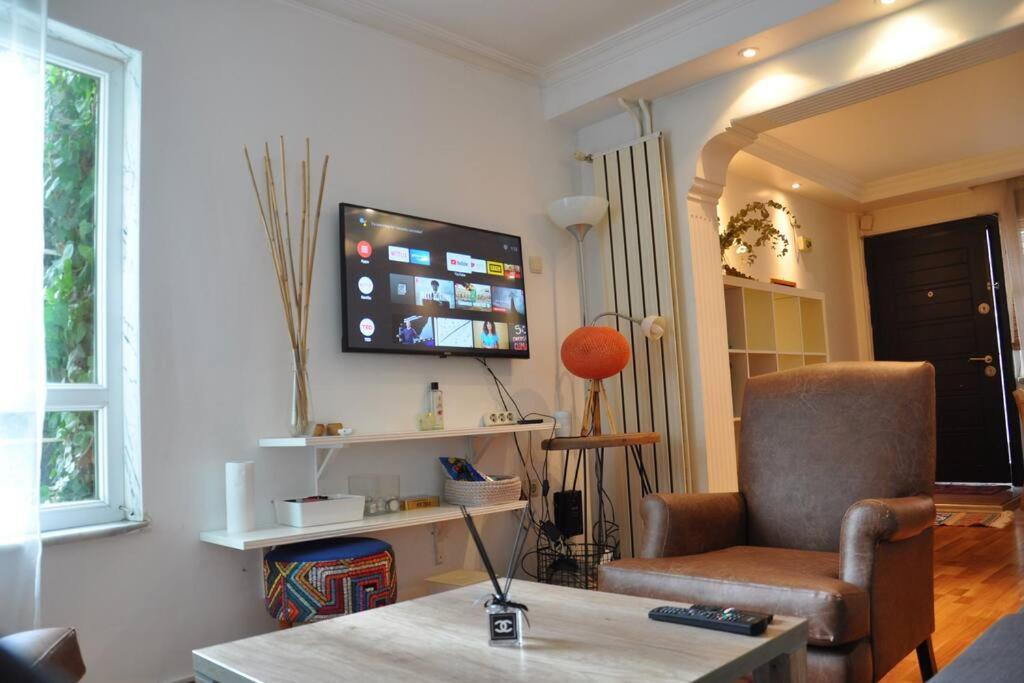 1+1 Flat In Cihangir With Cozy Backyard Apartment Istanbul