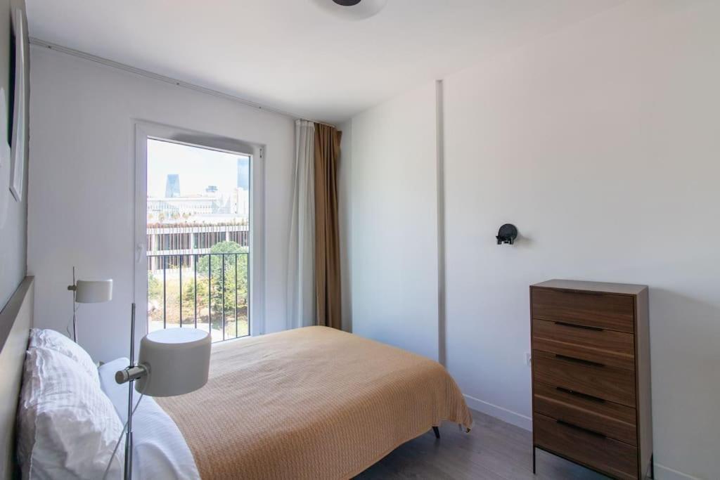 Cozy & Convenient 1br W/ Free Parking #180 *