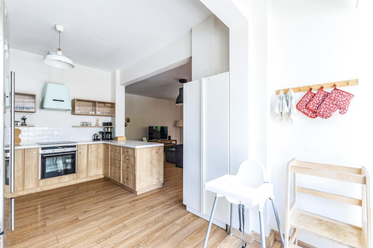Flat W Balcony 1 Min To Bagdat Avenue In Kadikoy *