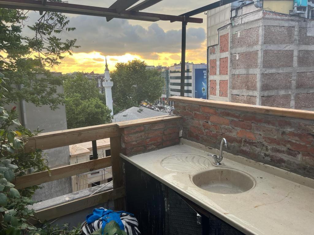 Kadikoy Terrace Bbq Close 2 Block Ferry Bull Metro Nighlife Apartment