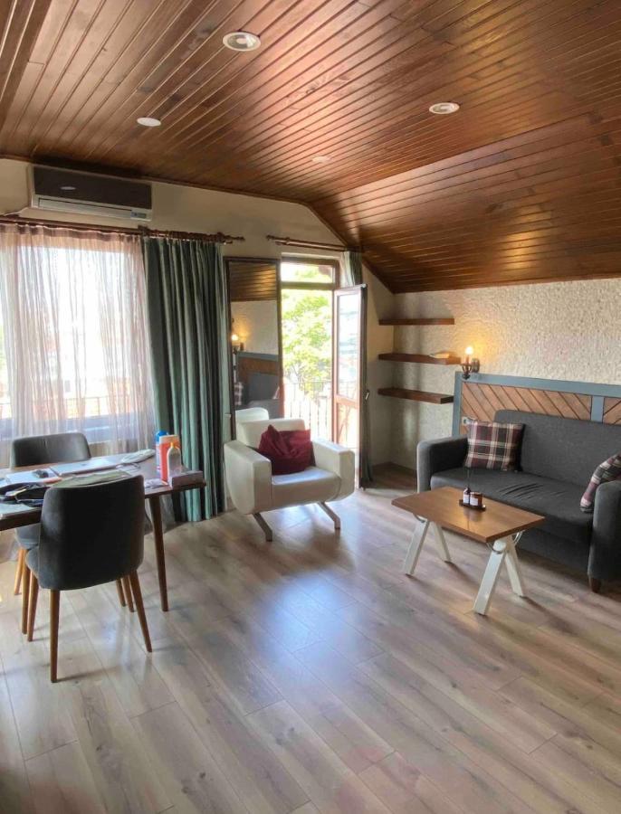 Nil Home's Apartment