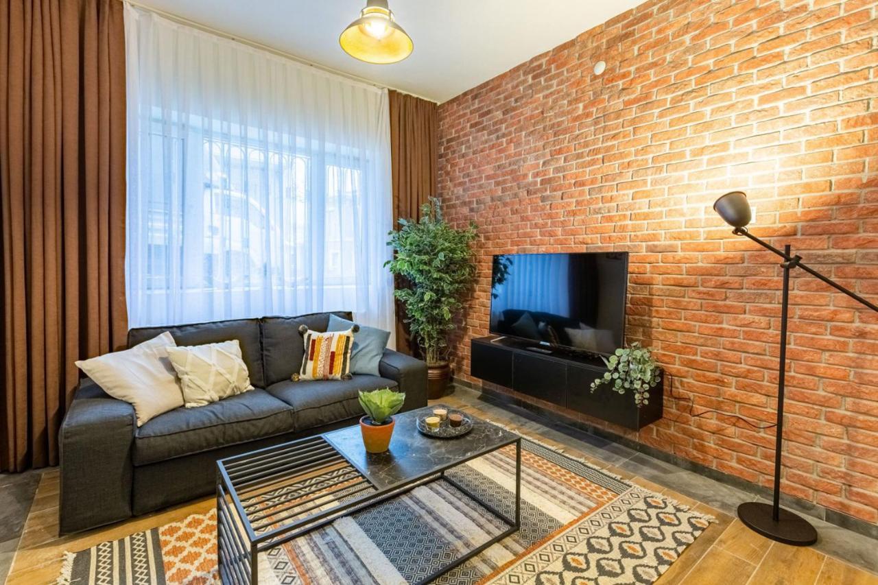 Charming Flat Near Trendy Attractions In Cihangir Apartment