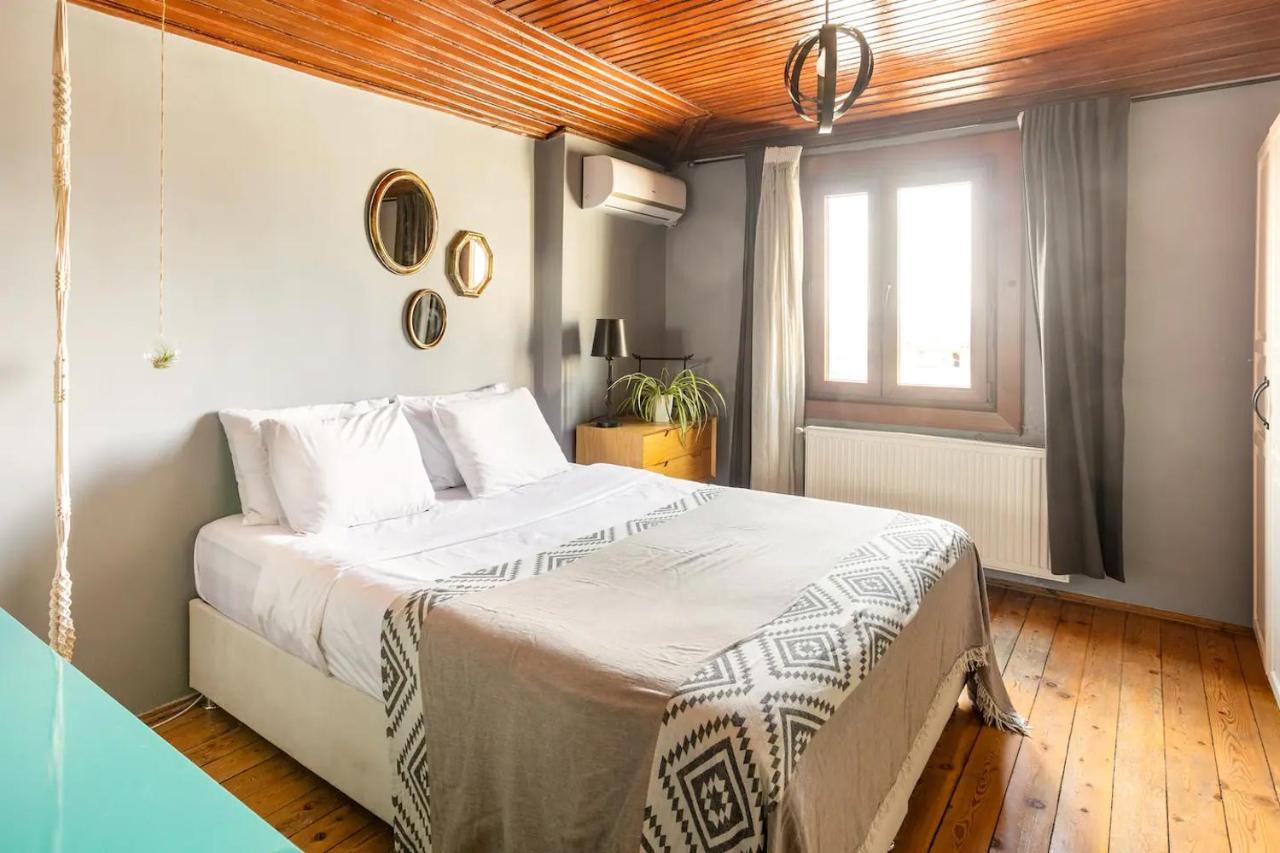 Cosy Roof Flat On 5th Floor With Bosphorus View *