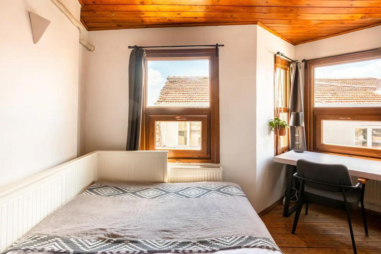 Cosy Roof Flat On 5th Floor With Bosphorus View *