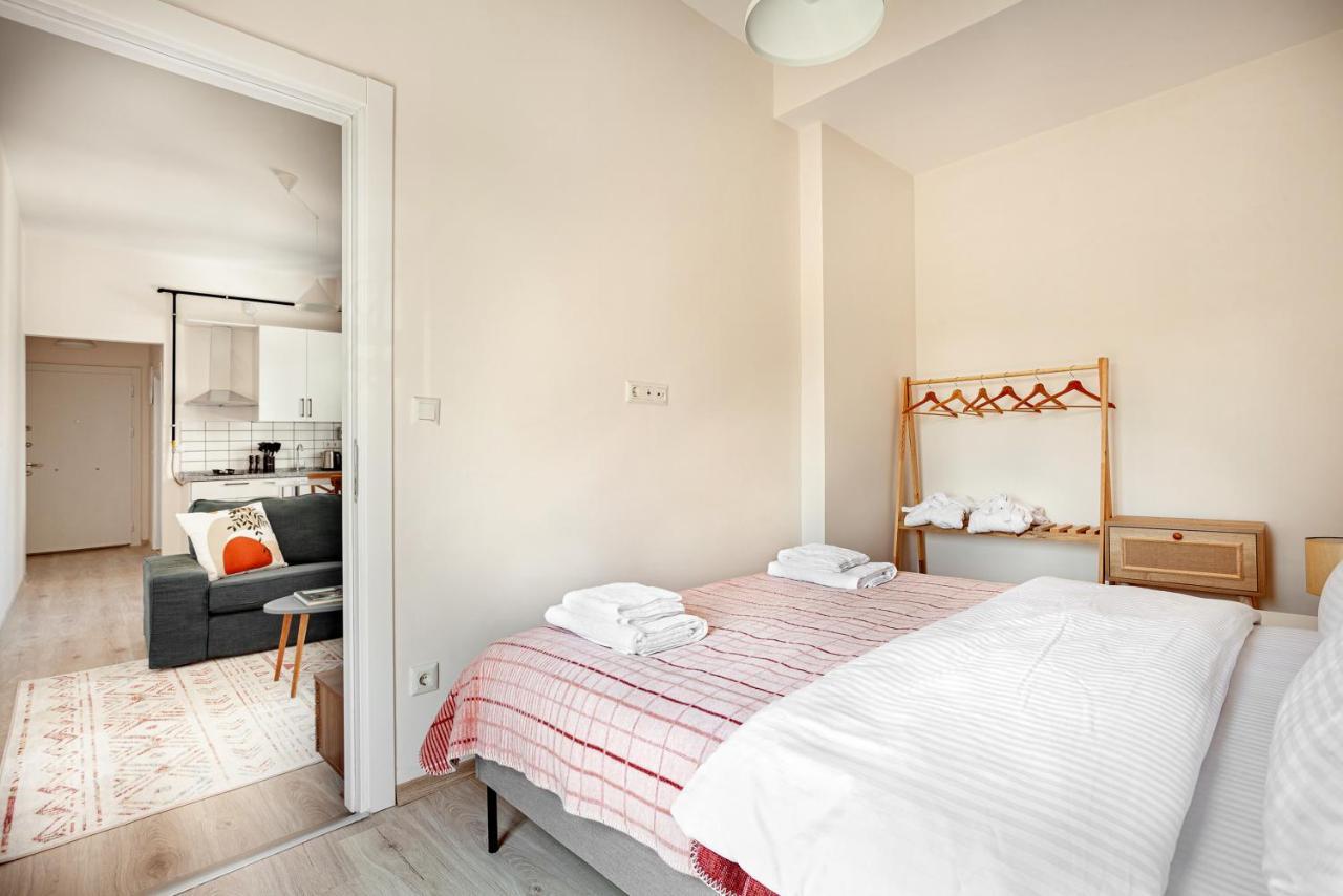 Hotel Whisper By Oval