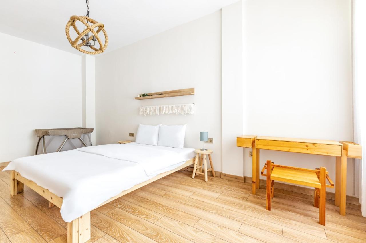Flat W Balcony 1 Min To Bagdat Avenue In Kadikoy Apartment