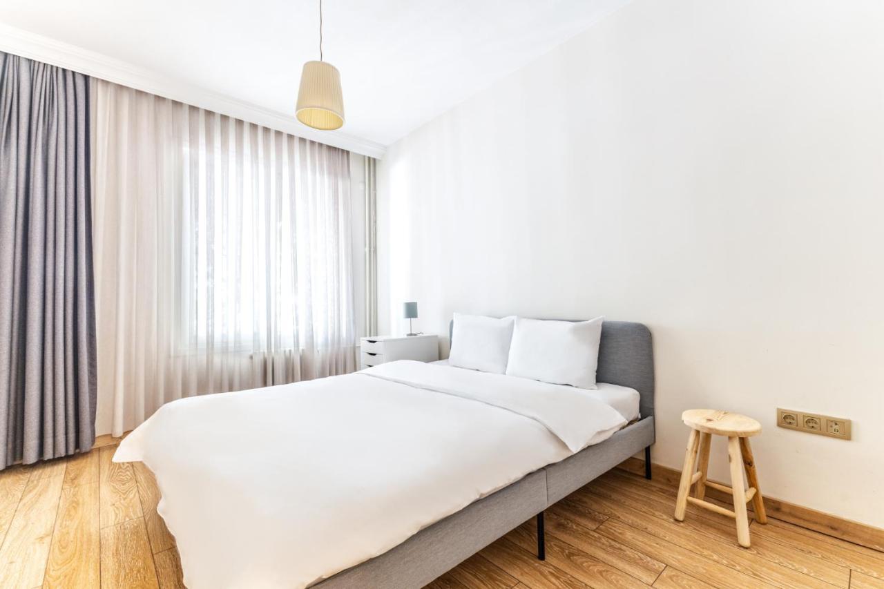 Flat W Balcony 1 Min To Bagdat Avenue In Kadikoy Apartment
