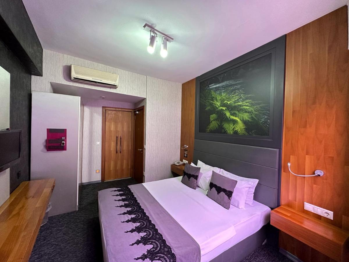 Black Art Otel *