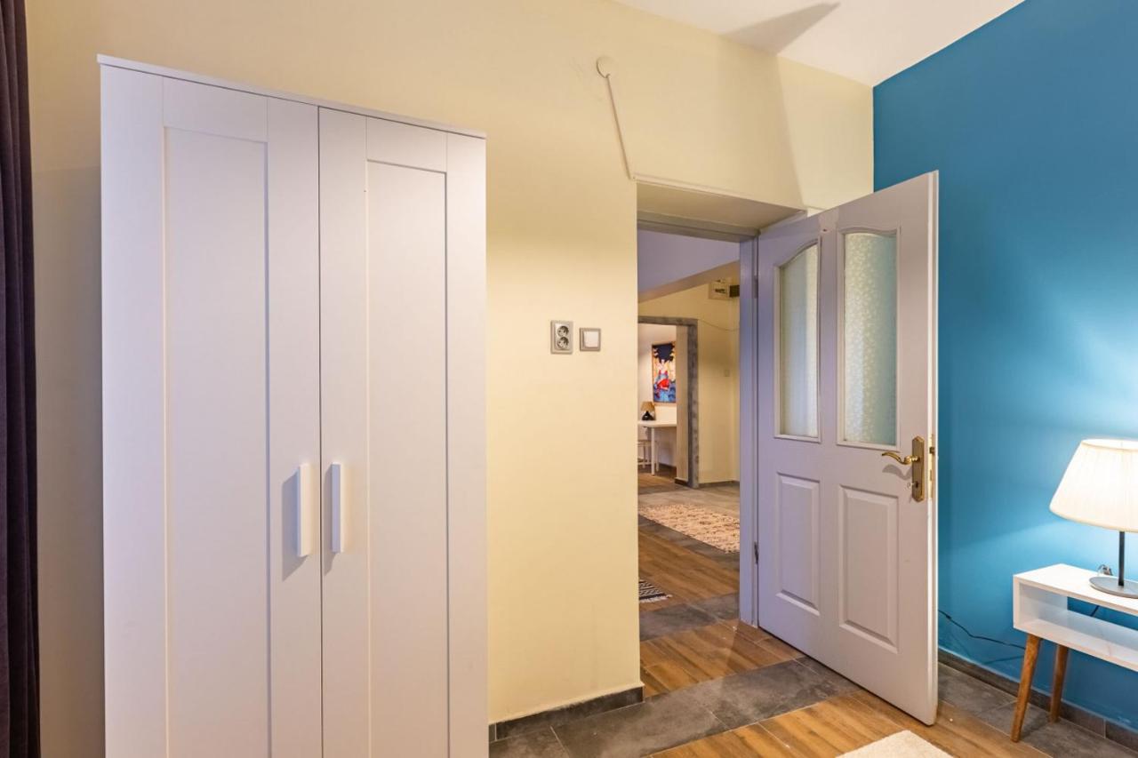 Charming Flat Near Trendy Attractions In Cihangir Apartment