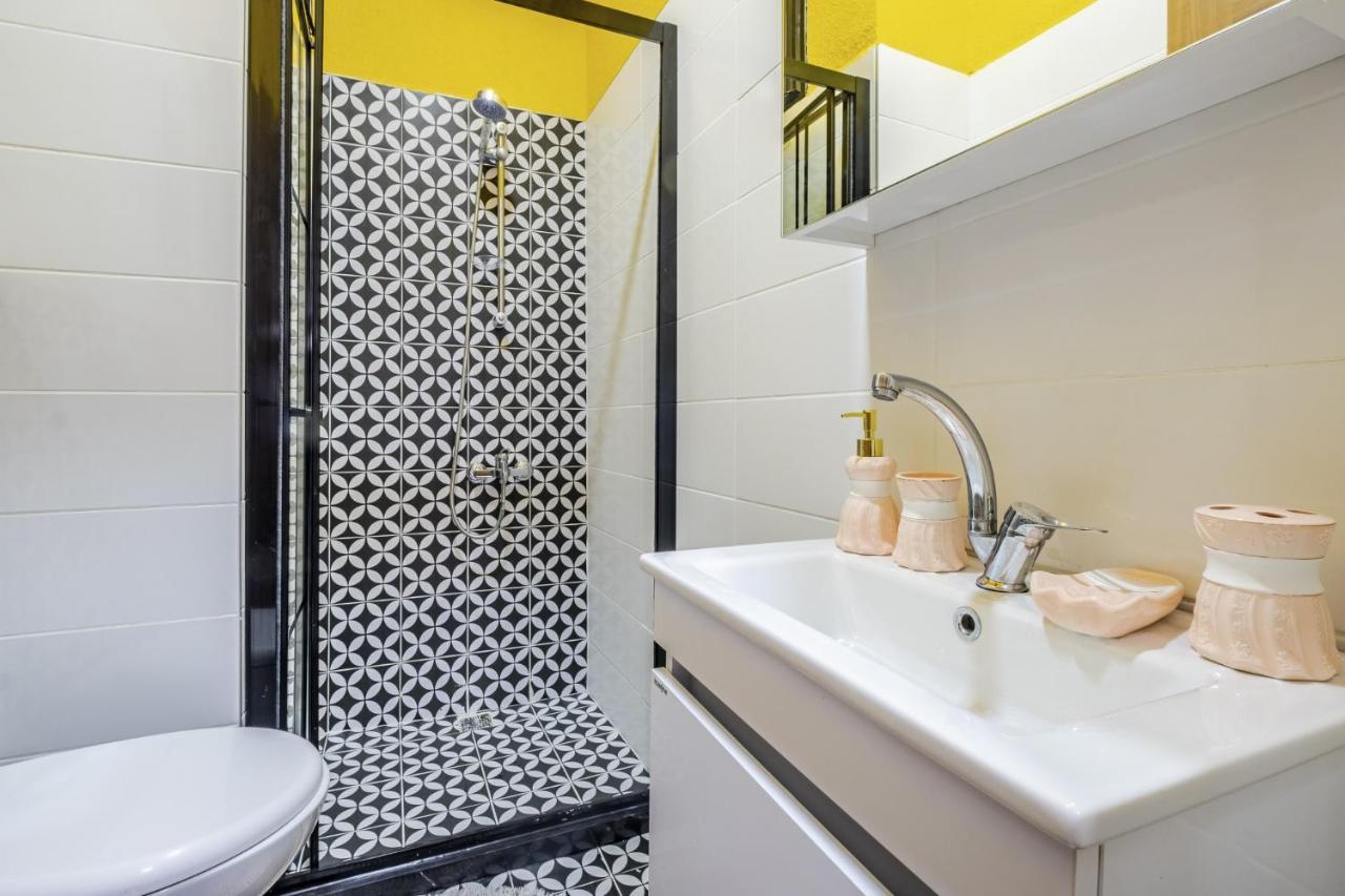 Centrally Located Flat With Balcony In Uskudar Apartment
