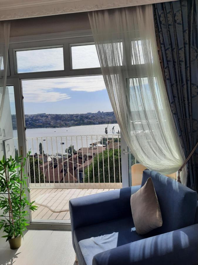 Taksimde Deniz Ve Marti Esliginde Uyanmak Istanbul