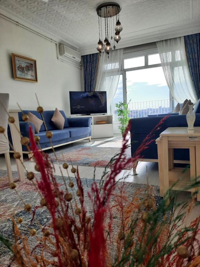 Taksimde Deniz Ve Marti Esliginde Uyanmak