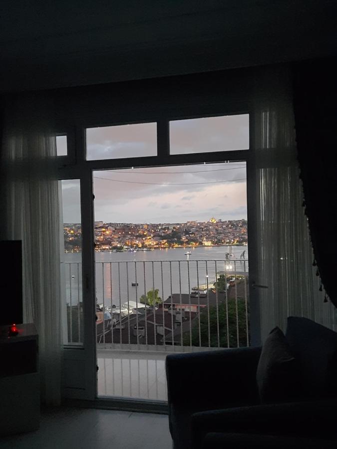 Taksimde Deniz Ve Marti Esliginde Uyanmak Istanbul
