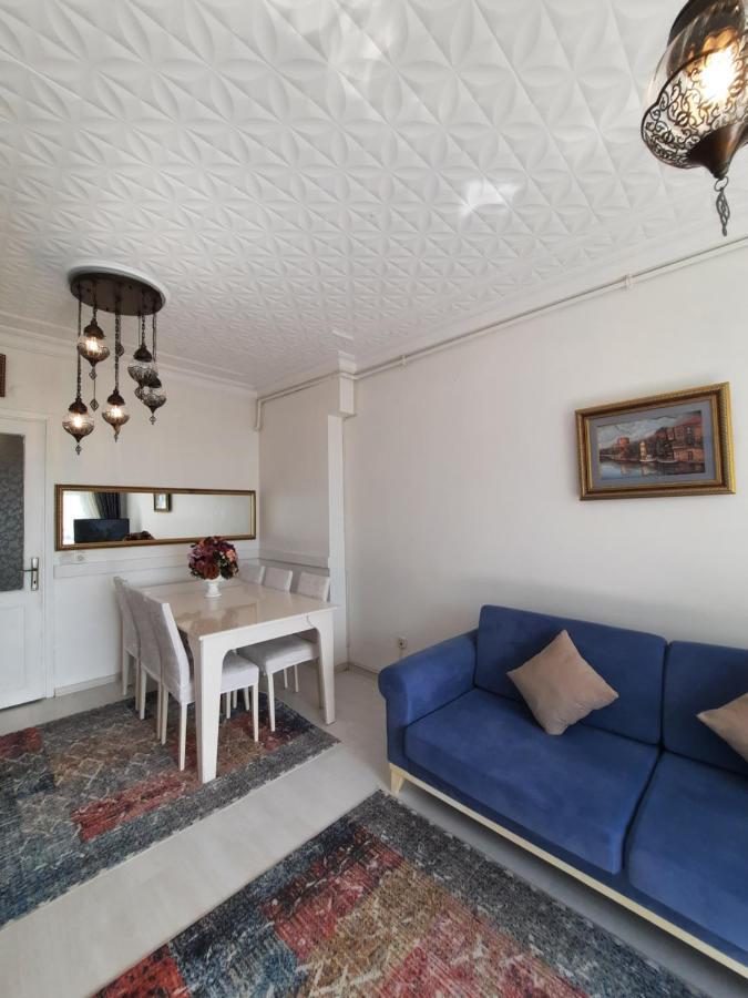 Taksimde Deniz Ve Marti Esliginde Uyanmak