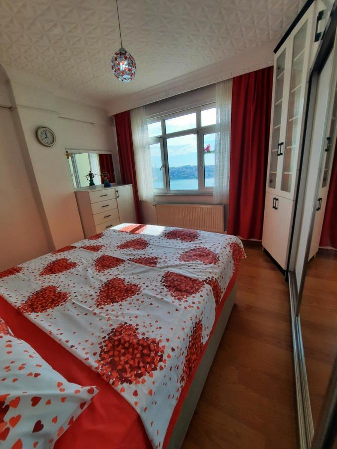 Taksimde Deniz Ve Marti Esliginde Uyanmak