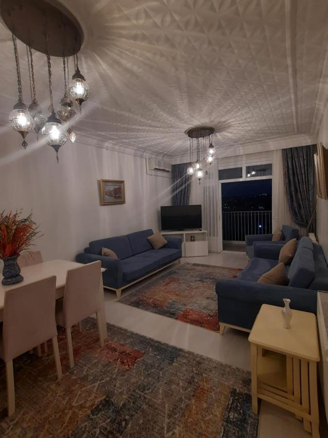 Taksimde Deniz Ve Marti Esliginde Uyanmak *