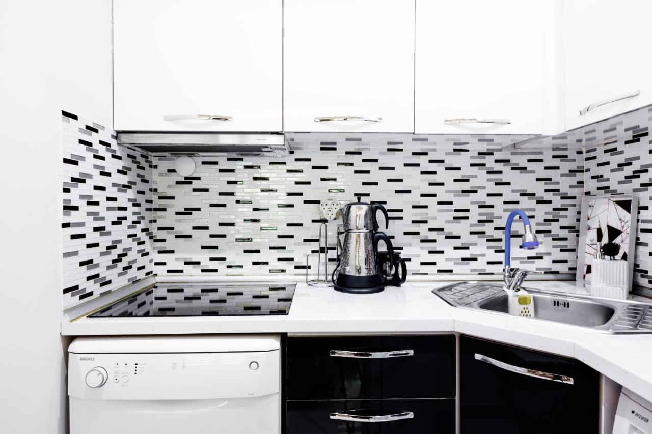 Convenient Flat 15 Min To Bagdat Avenue Apartment *