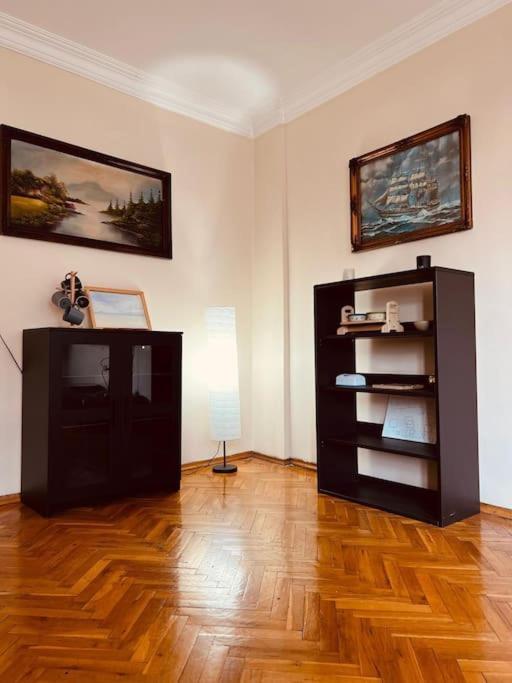 Spacious 2br Near Taksim Apartment