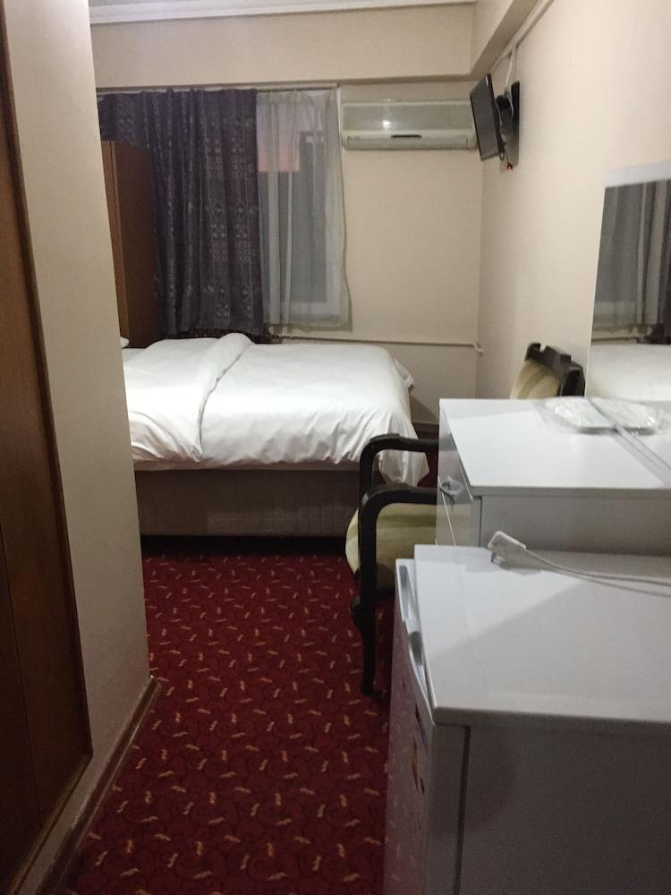 Paris & Hotel 2*