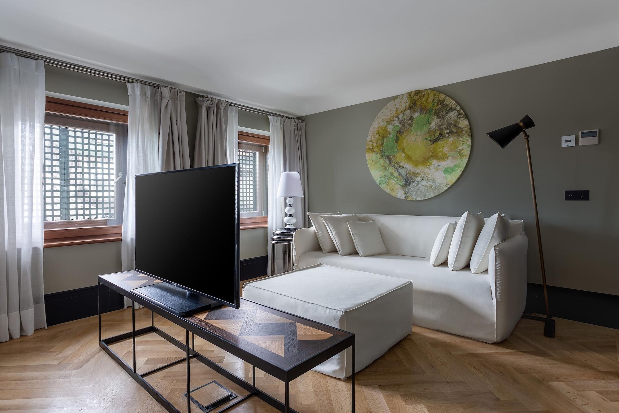 Mate Emir, Hotel 4*