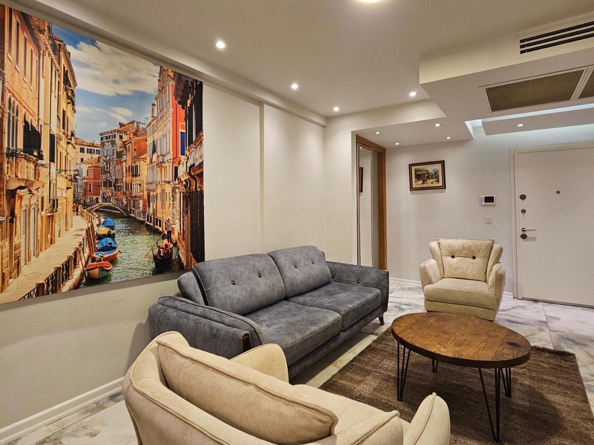 Perfect Taksim, 2 Bedroom, Pool, Gym, Sauna Apartment Istanbul