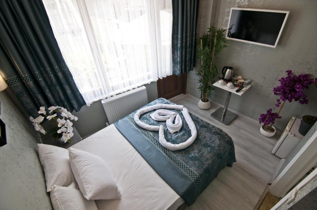 Roof Hotel *