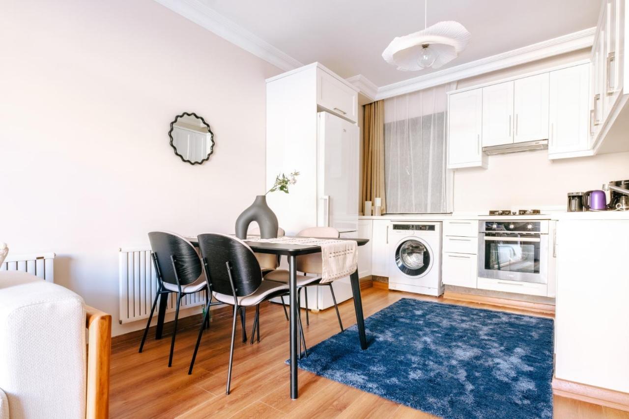 Cozy Retreat With Balcony 2 Min To Galata Tower Apartment