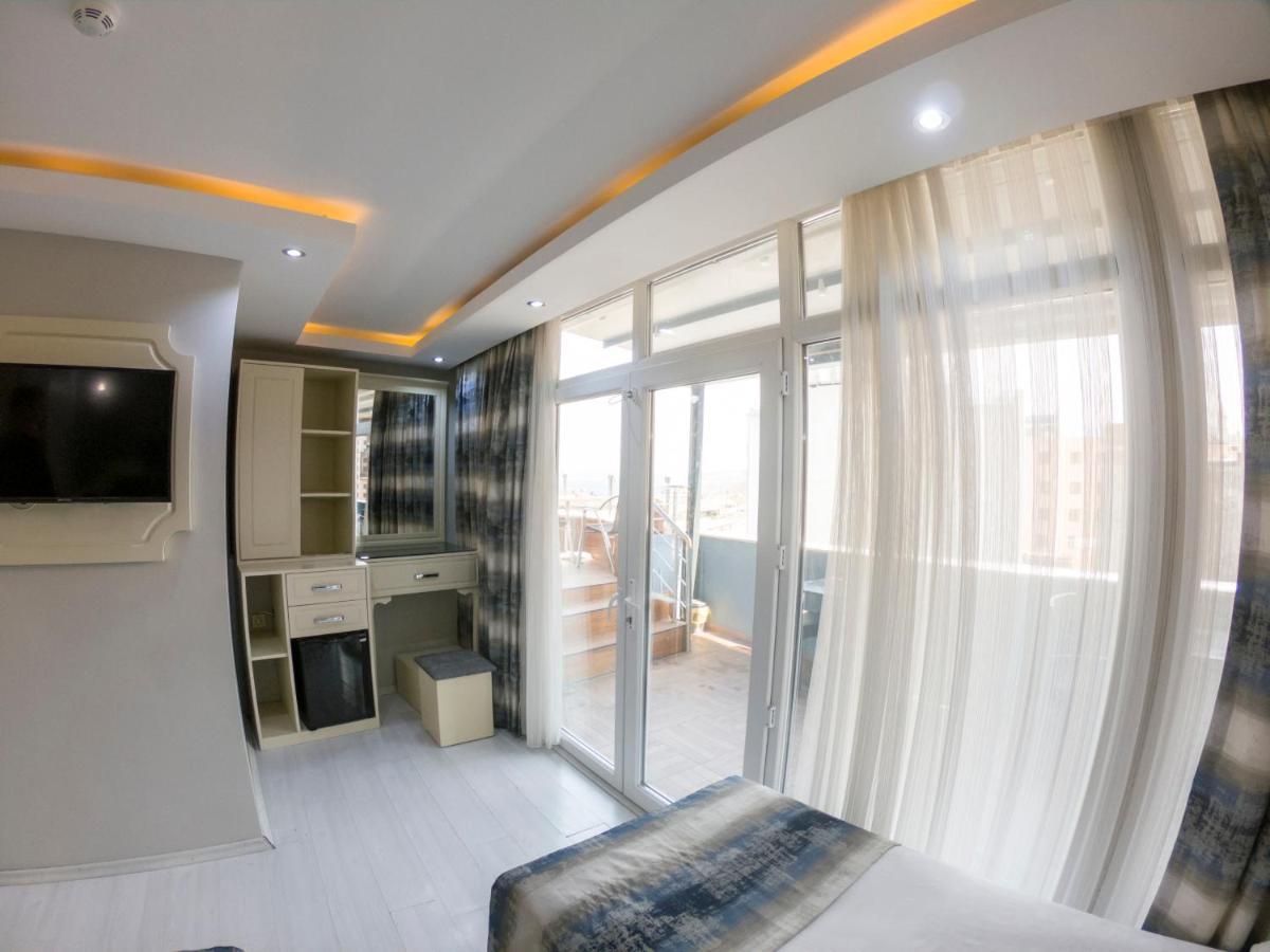 Crowned Otel