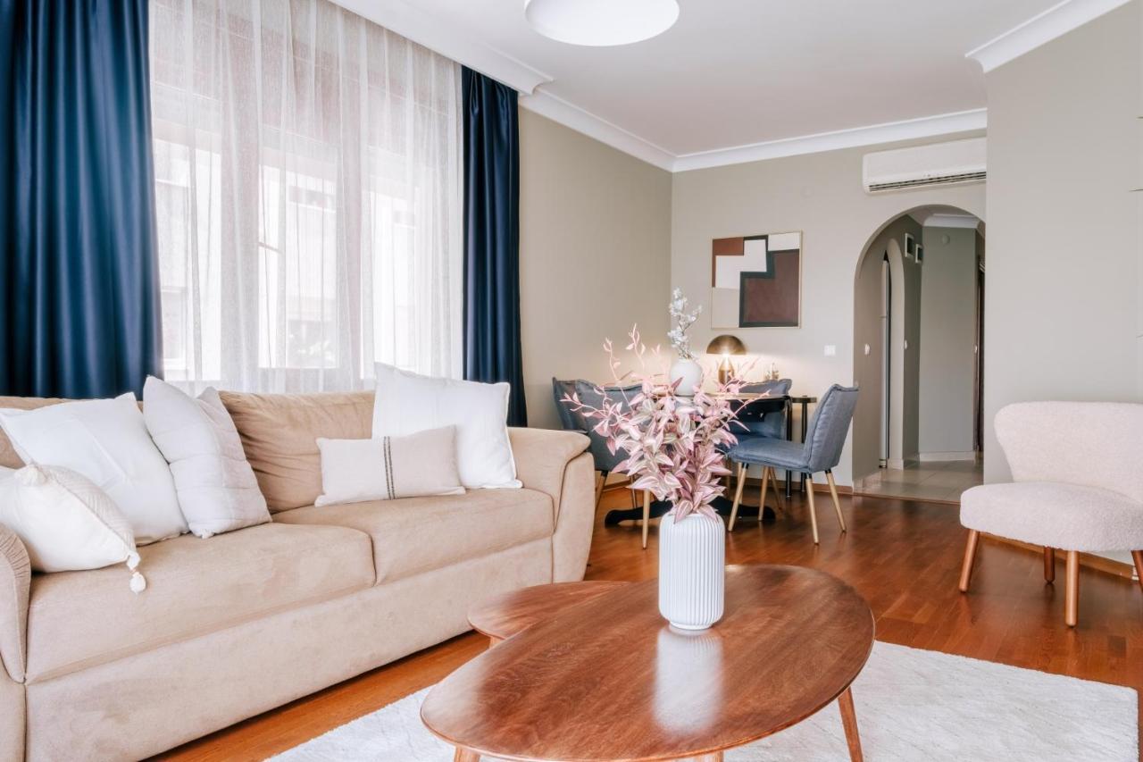 Stylish Retreat W Balcony 2 Min To Bagdat Ave * Istanbul