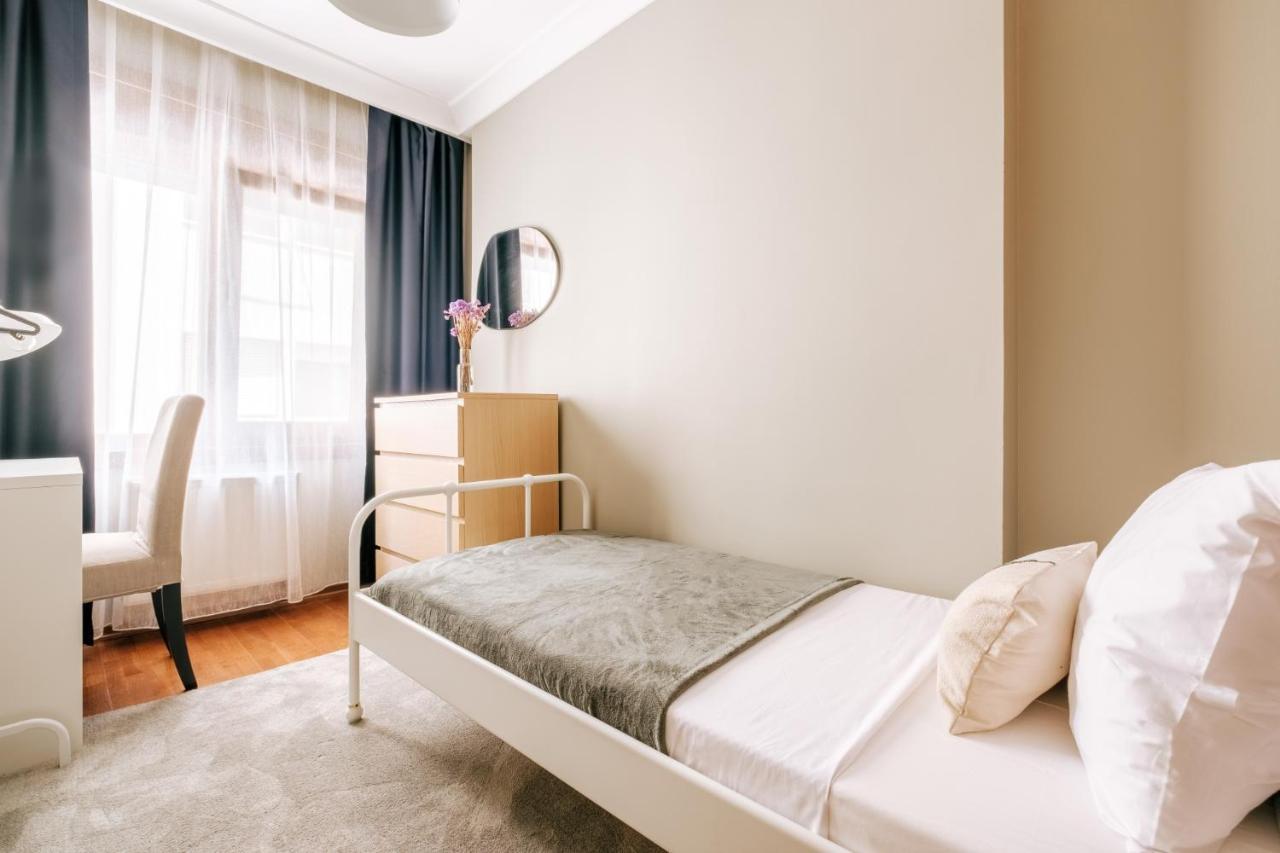 Stylish Retreat W Balcony 2 Min To Bagdat Ave Apartment *