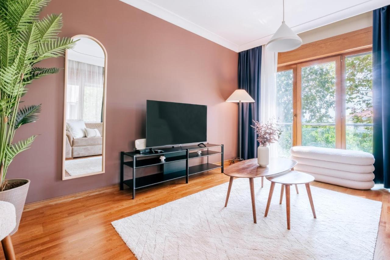 Stylish Retreat W Balcony 2 Min To Bagdat Ave Apartment *