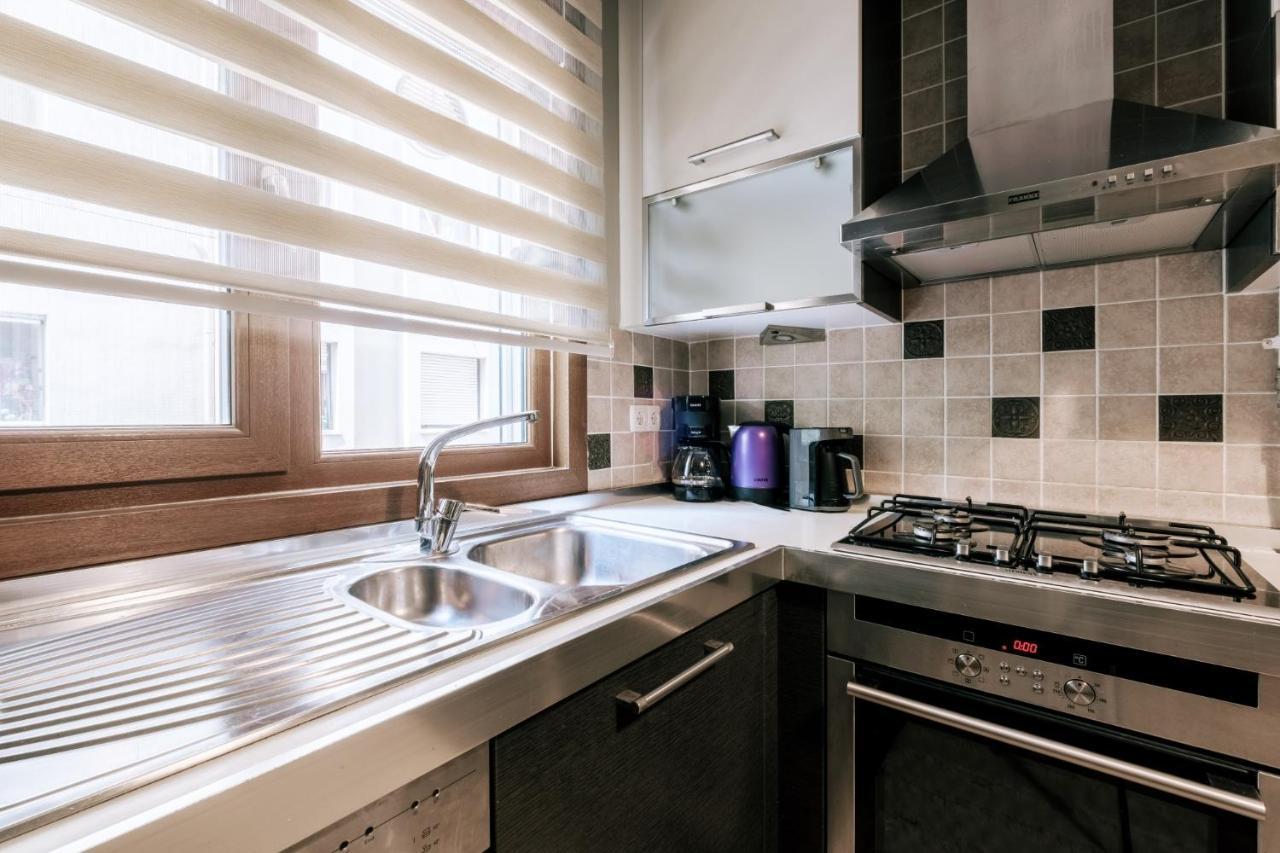 Apartment Stylish Retreat W Balcony 2 Min To Bagdat Ave