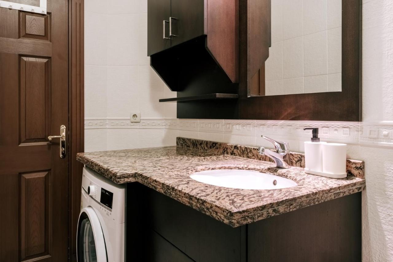 Apartment Stylish Retreat W Balcony 2 Min To Bagdat Ave