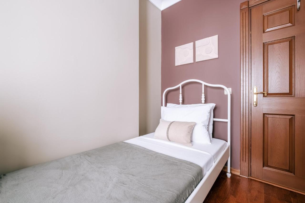 Stylish Retreat W Balcony 2 Min To Bagdat Ave Apartment *