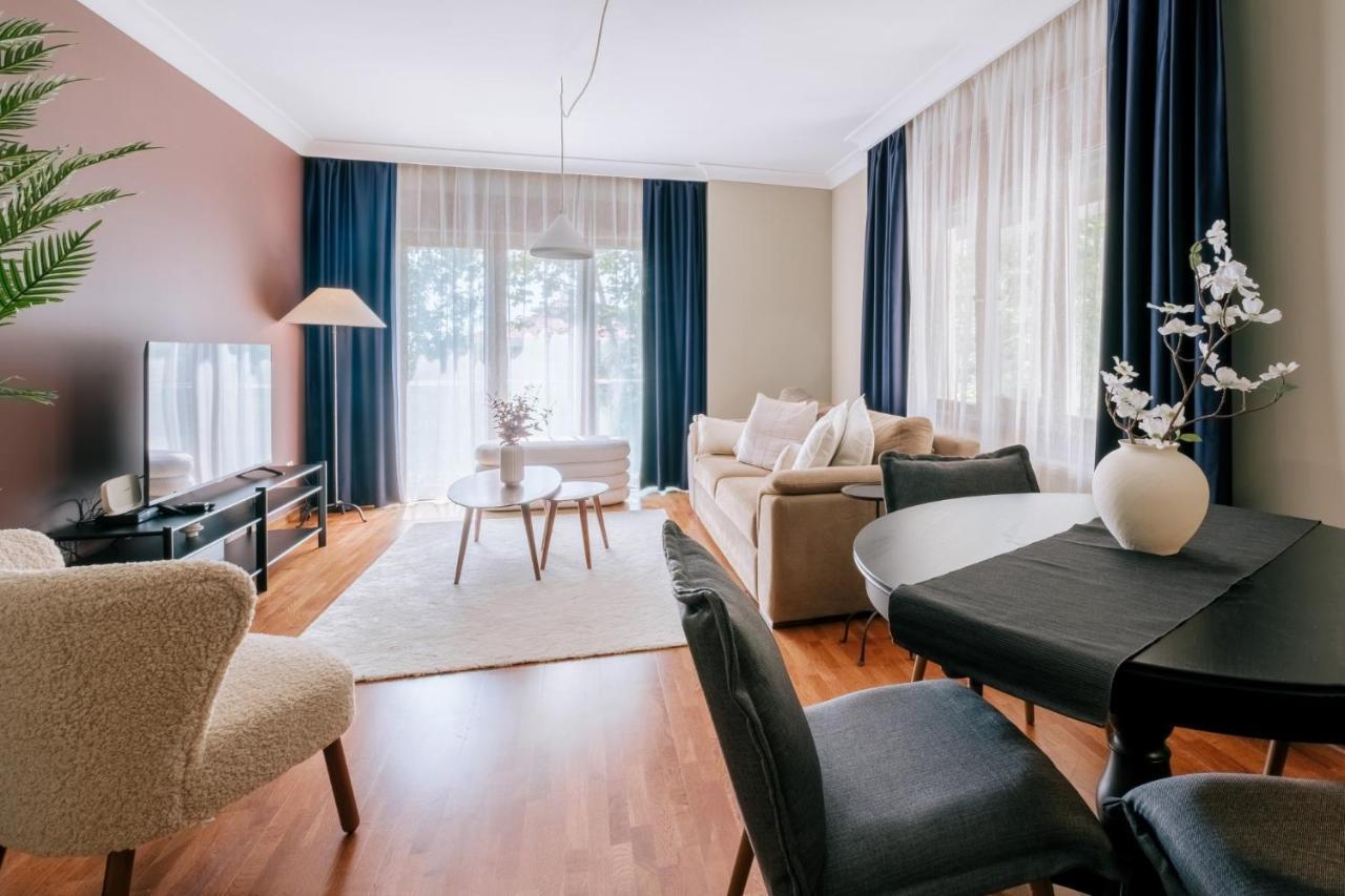 Apartment Stylish Retreat W Balcony 2 Min To Bagdat Ave *