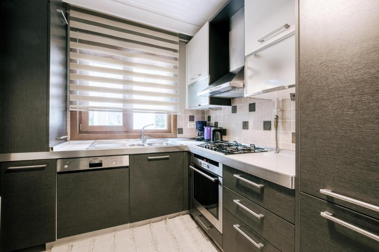 Stylish Retreat W Balcony 2 Min To Bagdat Ave