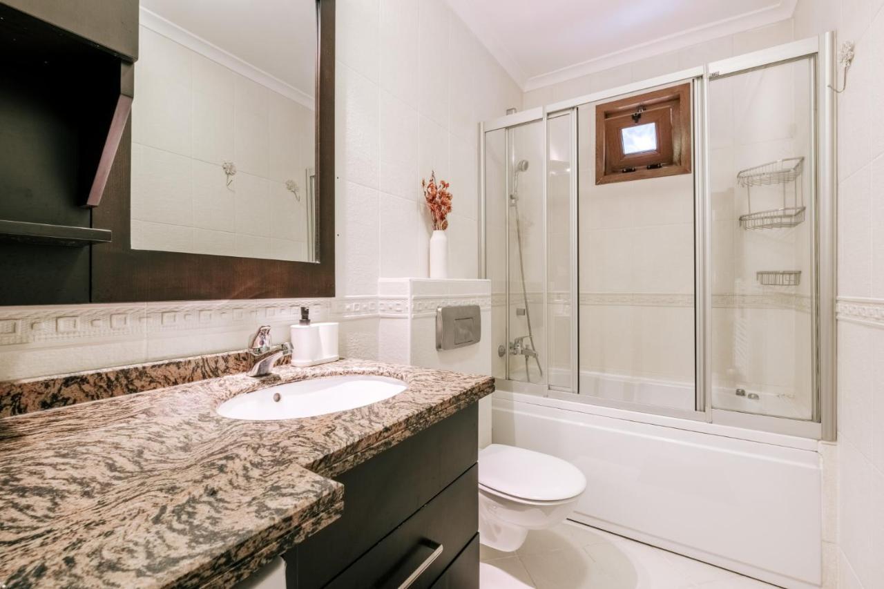 Apartment Stylish Retreat W Balcony 2 Min To Bagdat Ave