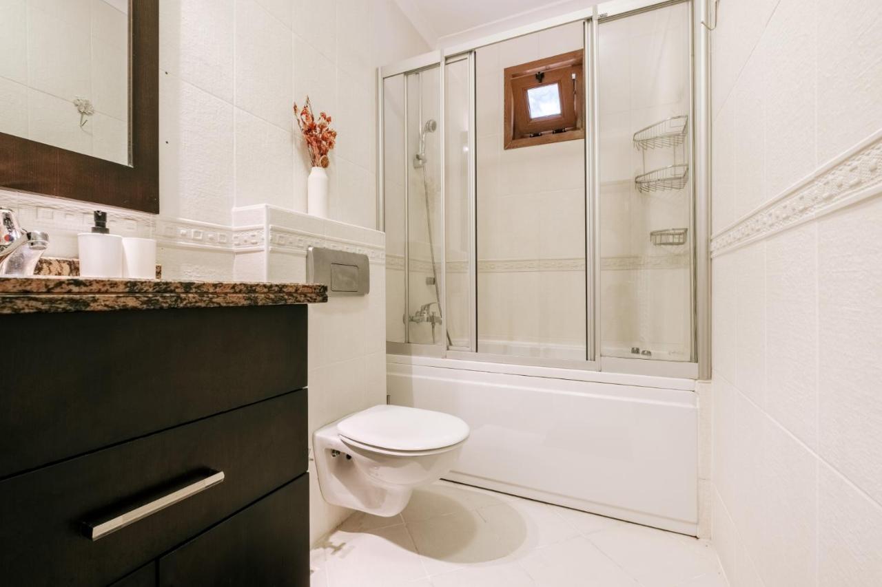 Stylish Retreat W Balcony 2 Min To Bagdat Ave *