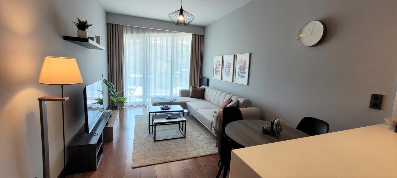 Apartment Modern With Views - Location