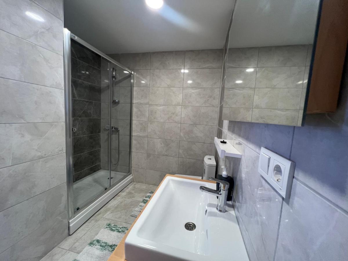 Location Free Wifi Ac Parking Garage Apartment